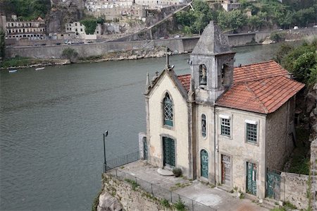 douro - Old church at the Douro river in Porto, Portugal Foto de stock - Super Valor sin royalties y Suscripción, Código: 400-04212181