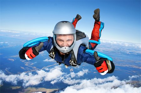 skydiver - Skydiver falls through the air. All right! Thumbs up! Parachuting is fun! Photographie de stock - Aubaine LD & Abonnement, Code: 400-04212234