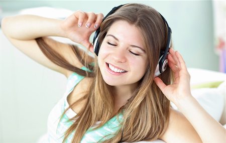 simsearch:400-04207132,k - Delighted woman listening to music with headphones on a sofa at home Foto de stock - Super Valor sin royalties y Suscripción, Código: 400-04212808