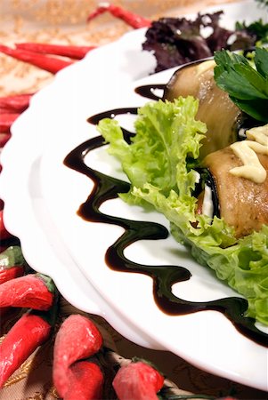 simsearch:400-05266390,k - Appetizer made of rolled egg-plants served with salad Foto de stock - Royalty-Free Super Valor e Assinatura, Número: 400-04224100