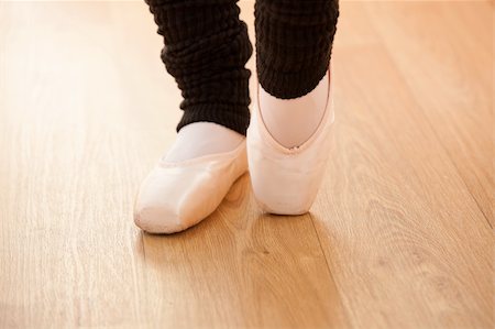 simsearch:400-09029135,k - Close-up of the feet of a caucasian ballerina exercising in a room Stockbilder - Microstock & Abonnement, Bildnummer: 400-04224475