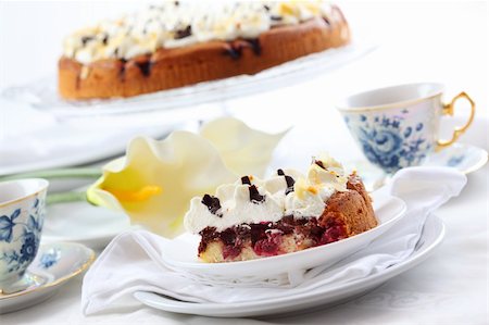 simsearch:400-04322996,k - Delicious cherry sponge cake with cream with cup of tea Foto de stock - Royalty-Free Super Valor e Assinatura, Número: 400-04224971