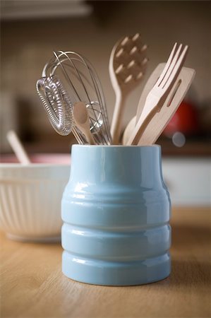 kitchen utensils in a retro crockery pot Fotografie stock - Microstock e Abbonamento, Codice: 400-04225714