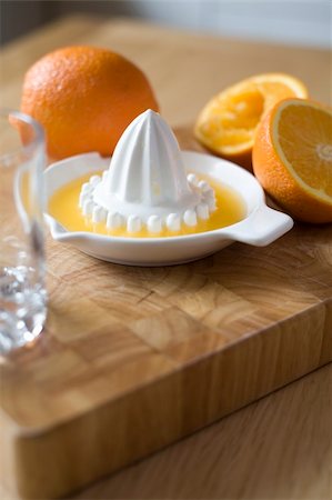 Freshly squeezed orange juice on a chopping board in a kitchen Fotografie stock - Microstock e Abbonamento, Codice: 400-04225715