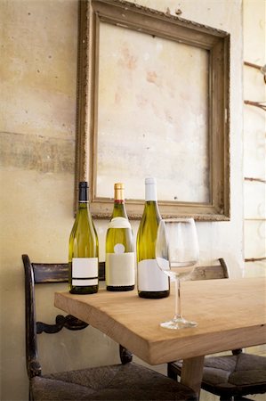 Wine tasting in a vintage, rustic tuscany farmhouse Photographie de stock - Aubaine LD & Abonnement, Code: 400-04225712