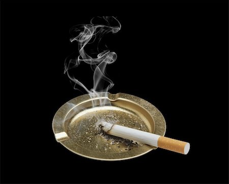simsearch:400-05692436,k - Cigarette and ashtray isolated on black background Foto de stock - Super Valor sin royalties y Suscripción, Código: 400-04225961