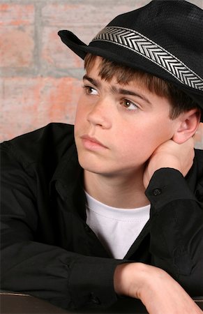 simsearch:400-04234249,k - Teenage boy wearing a black hat in casual wear Stockbilder - Microstock & Abonnement, Bildnummer: 400-04226753