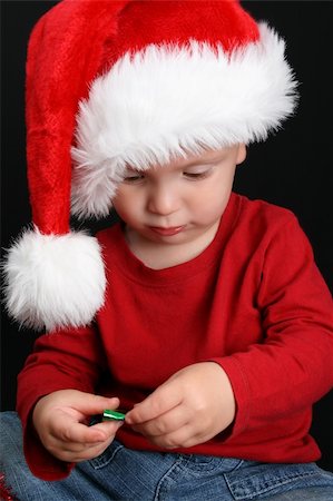 simsearch:400-05284316,k - Blonde toddler against a black background with a christmas hat Stockbilder - Microstock & Abonnement, Bildnummer: 400-04226763