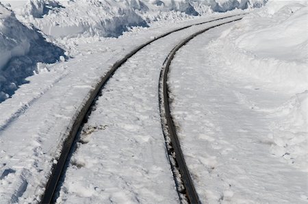 simsearch:400-03977018,k - Railroad tracks make a gentle curve through the snow Stock Photo - Budget Royalty-Free & Subscription, Code: 400-04226900