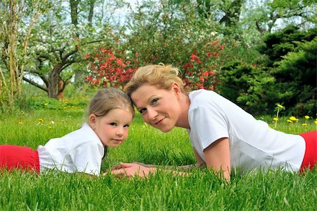 simsearch:400-04795754,k - Young mother and daughter laying on the grass Foto de stock - Royalty-Free Super Valor e Assinatura, Número: 400-04226968