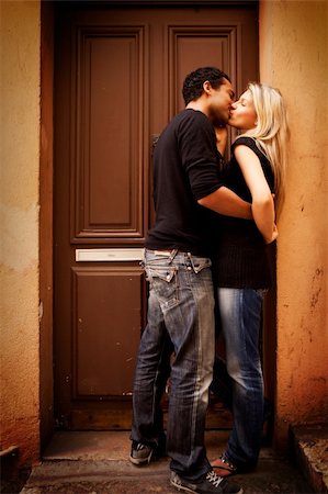 simsearch:400-04549295,k - A couple kissing in an urban European setting Foto de stock - Royalty-Free Super Valor e Assinatura, Número: 400-04227011