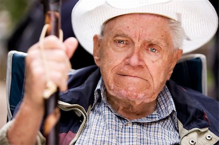 A portrait of a grumpy old man sitting in a chair Photographie de stock - Aubaine LD & Abonnement, Code: 400-04227061