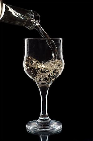 simsearch:400-04935153,k - White wine being poured into a wine glass Photographie de stock - Aubaine LD & Abonnement, Code: 400-04227076