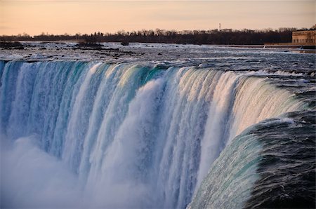 A shot of the brink of Niagara Falls shot from the Canadian side in winter. Foto de stock - Super Valor sin royalties y Suscripción, Código: 400-04227162