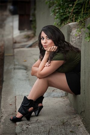 smiling young latina models - Pretty latina Woman Sitting on Step Outdoors Foto de stock - Super Valor sin royalties y Suscripción, Código: 400-04227848