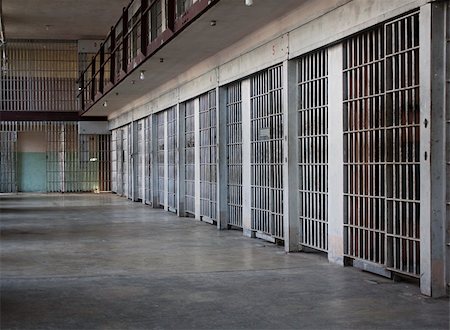 penitenciaría - Jail cells with the doors closed at a histororic idaho prison Foto de stock - Super Valor sin royalties y Suscripción, Código: 400-04228621