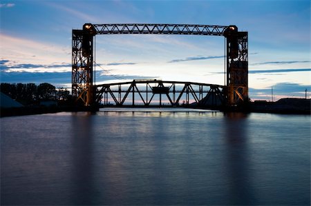 Old Bridge in Cleveland, Ohio. Lake Erie in the background. Foto de stock - Super Valor sin royalties y Suscripción, Código: 400-04228665