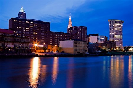 simsearch:400-04228663,k - Evening by the river in downtown Cleveland, Ohio. Photographie de stock - Aubaine LD & Abonnement, Code: 400-04228666