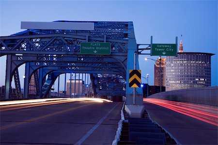 Traffic on the bridge in Cleveland, Ohio. Photographie de stock - Aubaine LD & Abonnement, Code: 400-04228668