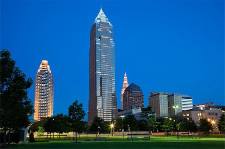 simsearch:400-04228663,k - Night in the middle of Cleveland, Ohio. Photographie de stock - Aubaine LD & Abonnement, Code: 400-04228660