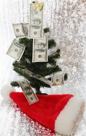 simsearch:400-05008640,k - Christmas tree is decorated with the money Photographie de stock - Aubaine LD & Abonnement, Code: 400-04228727