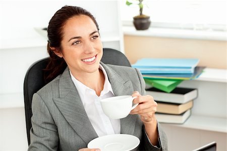 simsearch:400-04188263,k - Cheerful hispanic businesswoman drinking coffee at her desk in her office Foto de stock - Super Valor sin royalties y Suscripción, Código: 400-04220841