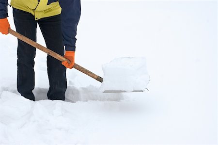 street cleaning - Man digging a path from the snow Photographie de stock - Aubaine LD & Abonnement, Code: 400-04222894