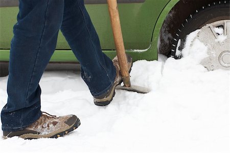 parked snow - Man digging car wheels from the snow Foto de stock - Super Valor sin royalties y Suscripción, Código: 400-04222892