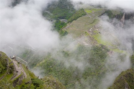 simsearch:400-04625051,k - Machu Picchu is a pre-Columbian Inca site located 2,430 metres (8,000 ft) above sea level. It is situated on a mountain ridge above the Urubamba Valley in Peru, which is 80 kilometres (50 mi) northwest of Cusco and through which the Urubamba River flows. The river is a partially navigable headwater of the Amazon River. Often referred to as "The Lost City of the Incas", Machu Picchu is one of the m Fotografie stock - Microstock e Abbonamento, Codice: 400-04223179