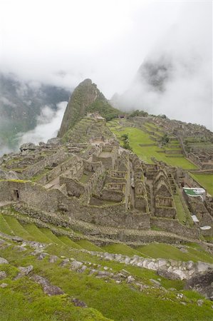 simsearch:400-04625051,k - Machu Picchu is a pre-Columbian Inca site located 2,430 metres (8,000 ft) above sea level. It is situated on a mountain ridge above the Urubamba Valley in Peru, which is 80 kilometres (50 mi) northwest of Cusco and through which the Urubamba River flows. The river is a partially navigable headwater of the Amazon River. Often referred to as "The Lost City of the Incas", Machu Picchu is one of the m Fotografie stock - Microstock e Abbonamento, Codice: 400-04223188