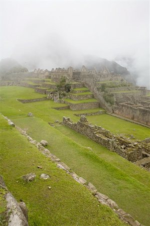 simsearch:400-05080835,k - Machu Picchu is a pre-Columbian Inca site located 2,430 metres (8,000 ft) above sea level. It is situated on a mountain ridge above the Urubamba Valley in Peru, which is 80 kilometres (50 mi) northwest of Cusco and through which the Urubamba River flows. The river is a partially navigable headwater of the Amazon River. Often referred to as "The Lost City of the Incas", Machu Picchu is one of the m Foto de stock - Super Valor sin royalties y Suscripción, Código: 400-04223189