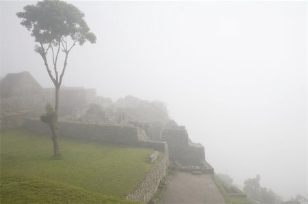 simsearch:400-06428074,k - Machu Picchu is a pre-Columbian Inca site located 2,430 metres (8,000 ft) above sea level. It is situated on a mountain ridge above the Urubamba Valley in Peru, which is 80 kilometres (50 mi) northwest of Cusco and through which the Urubamba River flows. The river is a partially navigable headwater of the Amazon River. Often referred to as "The Lost City of the Incas", Machu Picchu is one of the m Photographie de stock - Aubaine LD & Abonnement, Code: 400-04223181