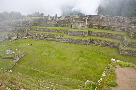 Machu Picchu is a pre-Columbian Inca site located 2,430 metres (8,000 ft) above sea level. It is situated on a mountain ridge above the Urubamba Valley in Peru, which is 80 kilometres (50 mi) northwest of Cusco and through which the Urubamba River flows. The river is a partially navigable headwater of the Amazon River. Often referred to as "The Lost City of the Incas", Machu Picchu is one of the m Foto de stock - Super Valor sin royalties y Suscripción, Código: 400-04223190