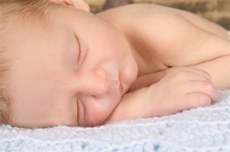 simsearch:400-04939110,k - Newborn baby boy sleeping on a knitted blanket Photographie de stock - Aubaine LD & Abonnement, Code: 400-04223757