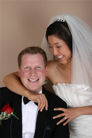 simsearch:400-04606804,k - Beautiful Asian and Causian bridal couple on their wedding day Fotografie stock - Microstock e Abbonamento, Codice: 400-04234242