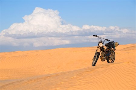 saltywind (artist) - Motorbike without a driver in the Sahara desert against the white clouds Foto de stock - Super Valor sin royalties y Suscripción, Código: 400-04234306