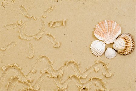 simsearch:400-09237669,k - Sun and sea drawed on sand witch shells Stock Photo - Budget Royalty-Free & Subscription, Code: 400-04235678