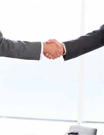 simsearch:400-04769433,k - Close up of two businessmen shaking their hands standing in the office at work Foto de stock - Royalty-Free Super Valor e Assinatura, Número: 400-04235850