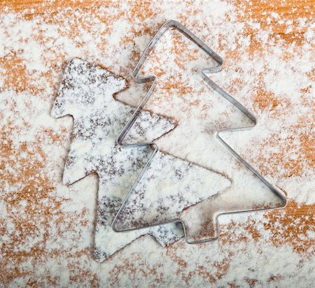 simsearch:400-06693299,k - Baking homemade Gingerbread cookies with a shape of a christmas tree Foto de stock - Super Valor sin royalties y Suscripción, Código: 400-04236045