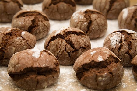 tray of freshly made chocolate cookies with icing sugar dusting Foto de stock - Super Valor sin royalties y Suscripción, Código: 400-04236163