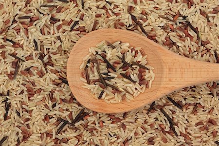 simsearch:400-07993665,k - Wild rice in a wooden spoon and forming a background. Fotografie stock - Microstock e Abbonamento, Codice: 400-04236638