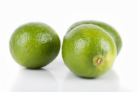 simsearch:400-05911768,k - ripe lime isolated on a white background Photographie de stock - Aubaine LD & Abonnement, Code: 400-04237129