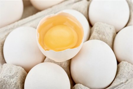 simsearch:400-04943721,k - Eggs closeup with one egg is broken Stock Photo - Budget Royalty-Free & Subscription, Code: 400-04237131
