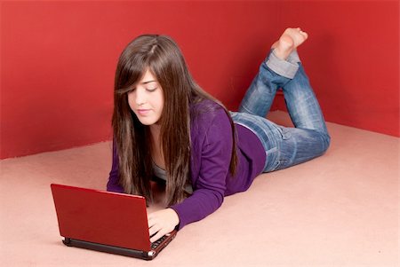 simsearch:400-04017977,k - Young woman with laptop lying on floor at home Photographie de stock - Aubaine LD & Abonnement, Code: 400-04237169