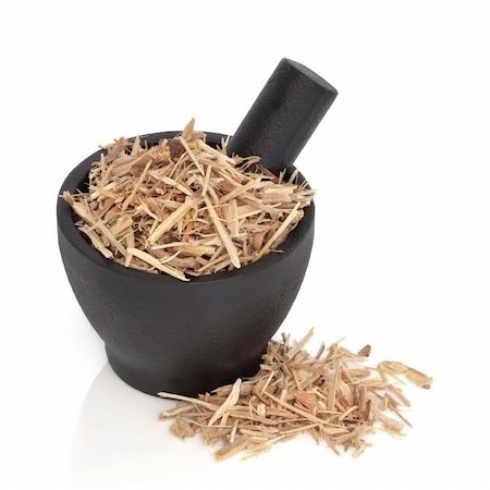 simsearch:400-06521200,k - Ginseng in a black granite mortar with pestle and scattered, over white background. Stock Photo - Budget Royalty-Free & Subscription, Code: 400-04239187