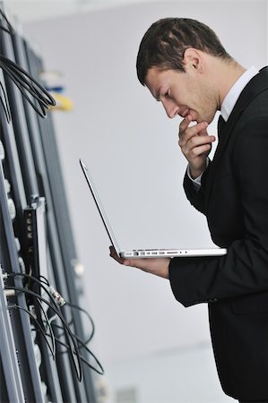 simsearch:400-04239430,k - young engeneer business man with thin modern aluminium laptop in network server room Foto de stock - Super Valor sin royalties y Suscripción, Código: 400-04239445