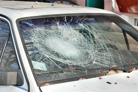 Car with broken front glass Stockbilder - Microstock & Abonnement, Bildnummer: 400-04239623