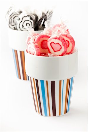red circle lollipop - Pink and black lollipops in coffee cups. On white. Stock Photo - Budget Royalty-Free & Subscription, Code: 400-04230492