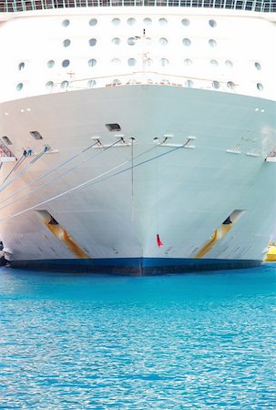 simsearch:400-04042153,k - White holiday cruise liner in the port of Kusadasi, Turkey, on the Aegean. Photographie de stock - Aubaine LD & Abonnement, Code: 400-04231081