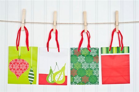 simsearch:400-04758693,k - Holiday Gift Bags on a Clothesline.  Holiday Concept. Photographie de stock - Aubaine LD & Abonnement, Code: 400-04231101
